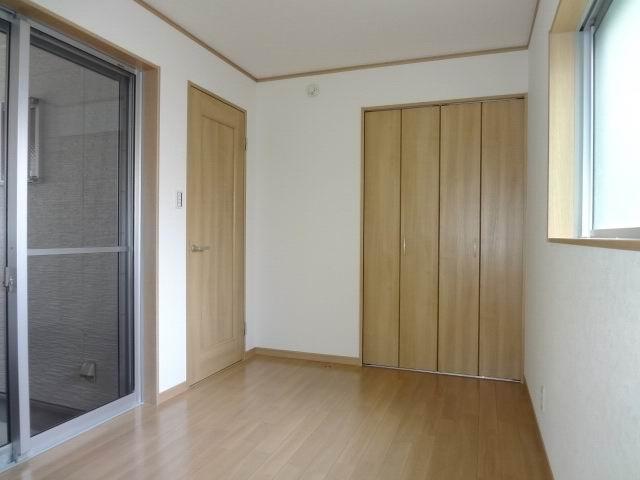 Non-living room. 1 Kaiyoshitsu 5.3 Pledge. With closet. It is a two-sided lighting.