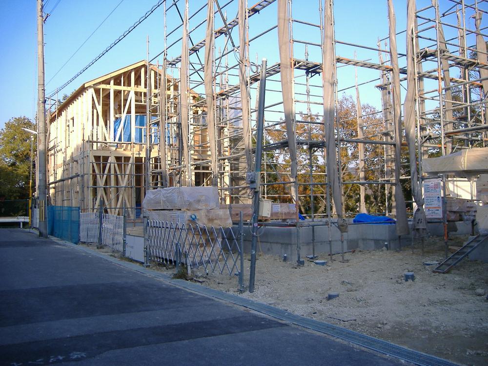 Local appearance photo. Right now under construction. Carport with two newly built one detached. Solar power generation system as standard equipment. Flat 35S energy saving. 