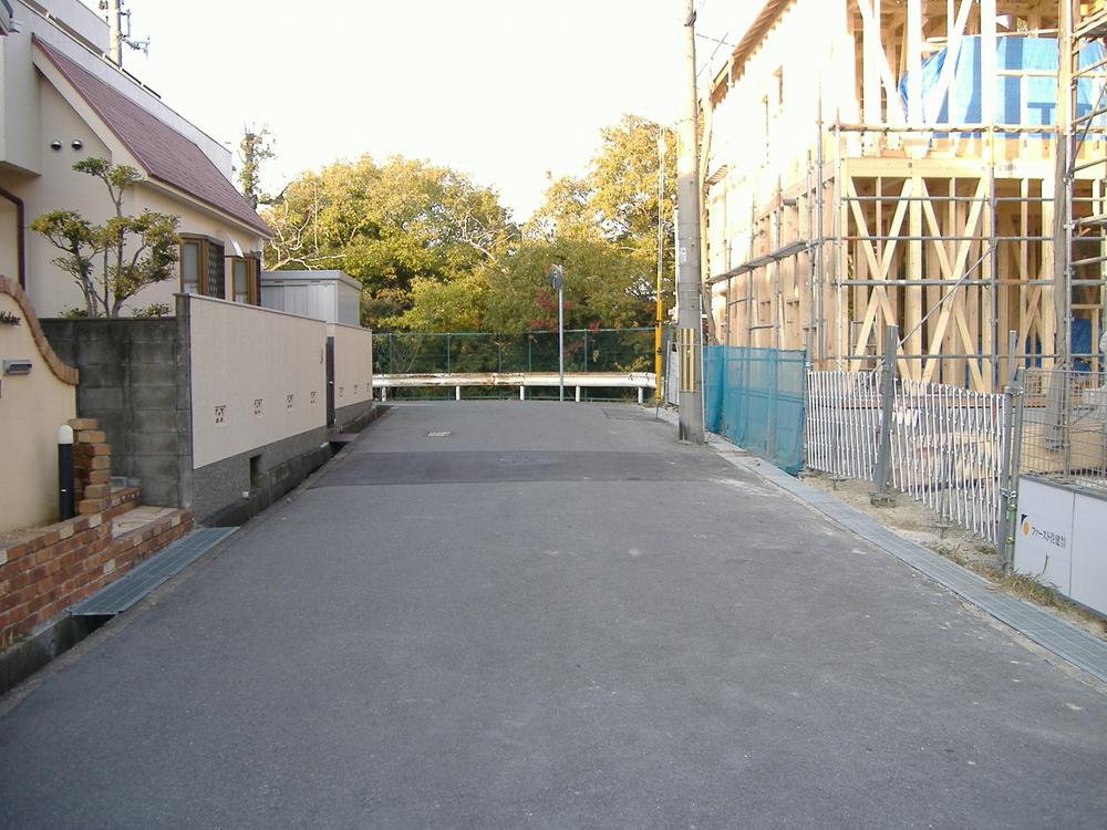 Local photos, including front road. Front public road 6m. 