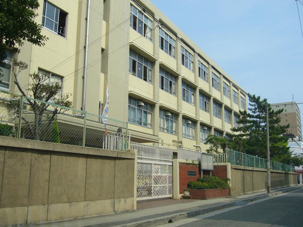 Junior high school. 440m to Kobe Takatori Junior High School