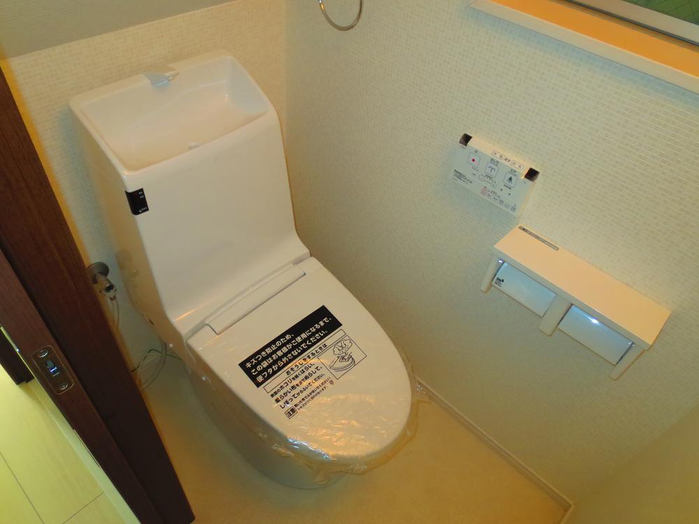Toilet. It comes with a bidet.