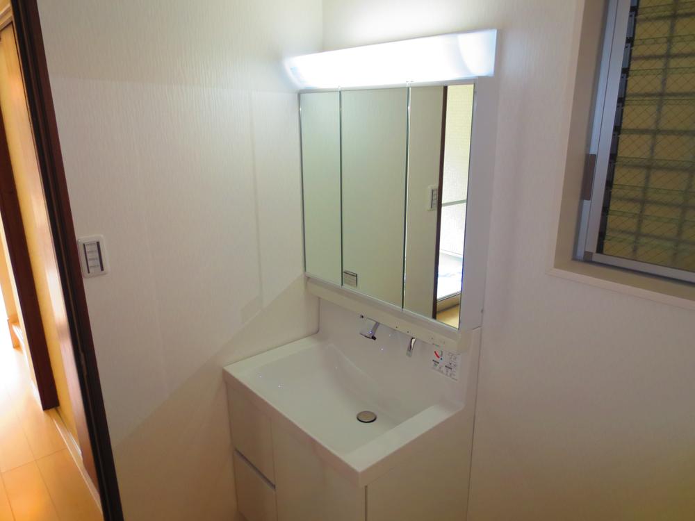 Wash basin, toilet. Storage lot, Convenient wash basin that morning can Shan.