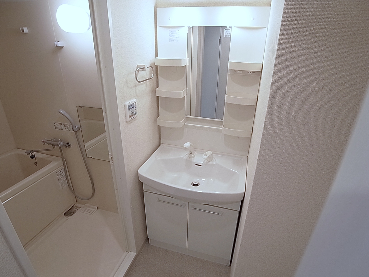 Washroom. Independent basin of shampoo dresser equipped ・ It is equipped with dressing room