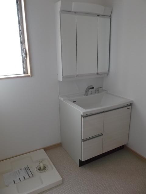 Wash basin, toilet. Indoor (12 May 2013) Shooting