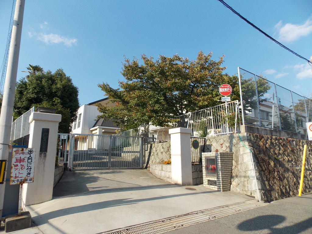 Junior high school. 439m to Kobe Municipal Tobimatsu junior high school (junior high school)