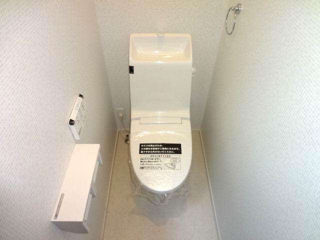 Toilet. 1st floor ・ Second floor toilet. Shower toilet.