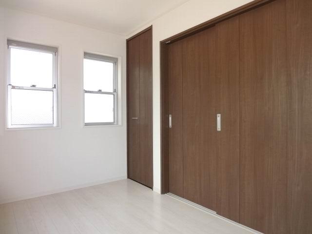 Non-living room. 3 Kaiyoshitsu 5 Pledge. Two-sided lighting. It is with a closet.