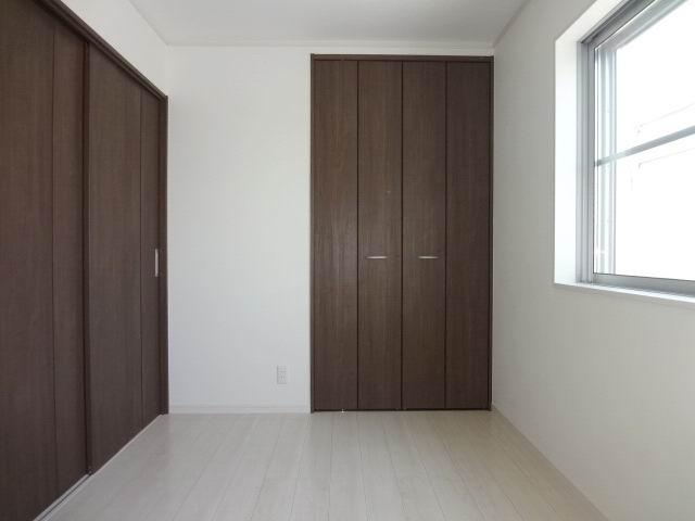 Non-living room. 3 Kaiyoshitsu 5 Pledge. Two-sided lighting. It is with a closet.