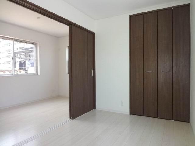 Non-living room. 3 Kaiyoshitsu 5 Pledge. Two-sided lighting. It is with a closet.