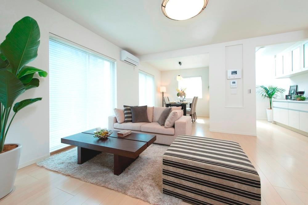 Living. South side of the bright living-dining. Spread a large garden in front. Room (August 2013) Shooting