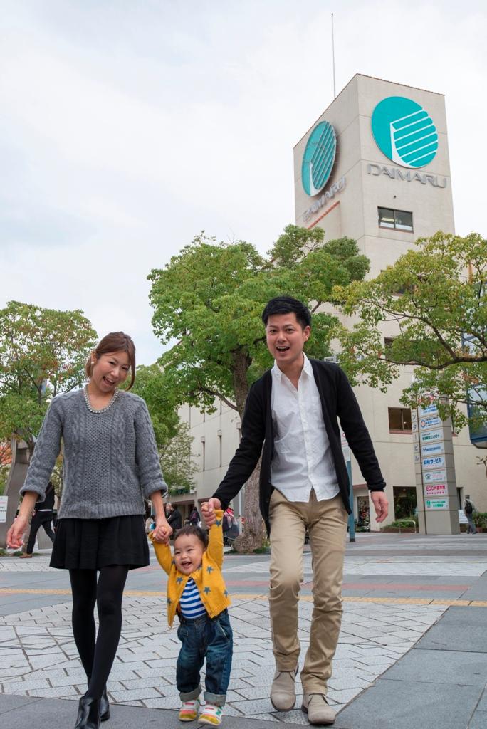 Other. Myodani there in front of the station Daimaru Suma shop. Spread is a large open space in front store, Holiday is crowded with families. 