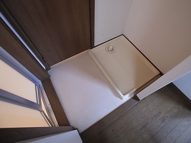 Other room space. Indoor laundry bread