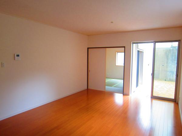 Same specifications photo (bathroom). Lighting with plenty of windows to glossy flooring. Bright room where the white-toned! 