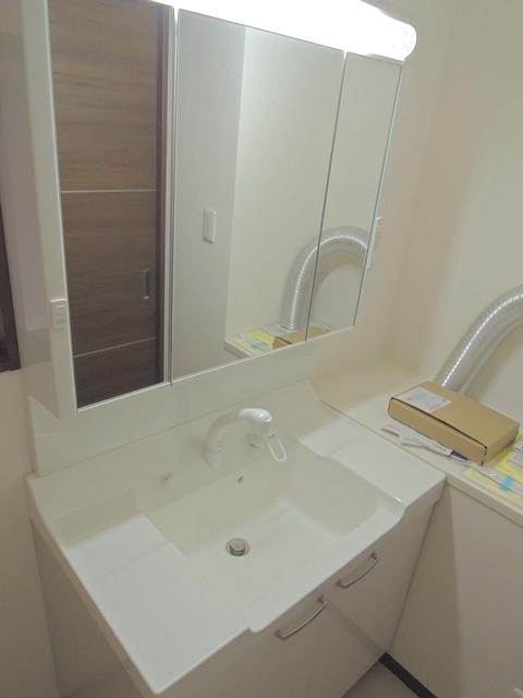 Wash basin, toilet. Indoor (11 May 2013) Shooting