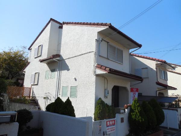 Local appearance photo. White house with green look good!