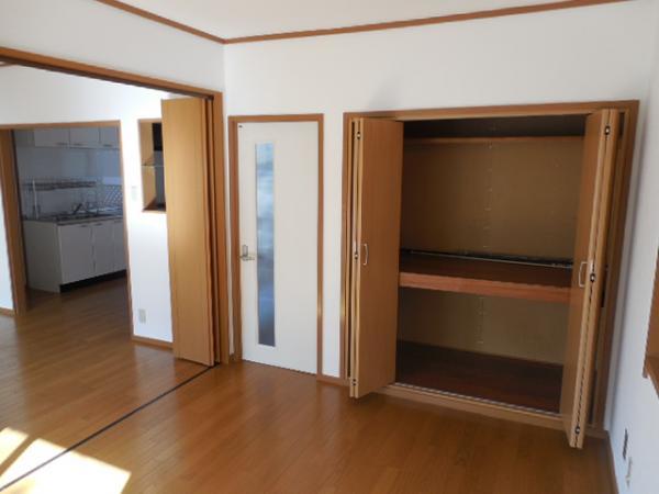 Living. Open and fold the partition door!