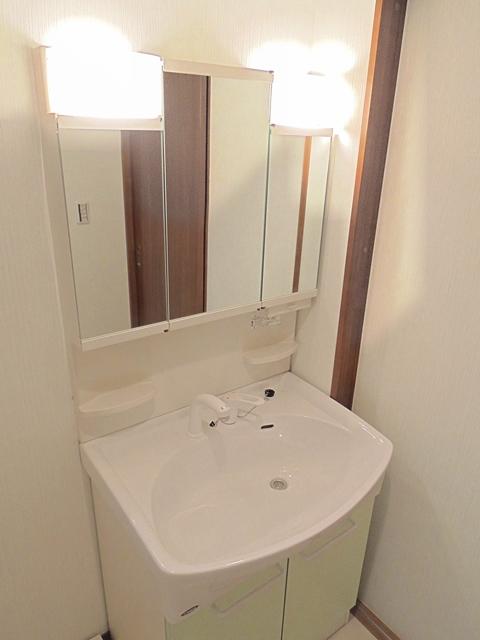 Wash basin, toilet. Indoor (11 May 2013) Shooting