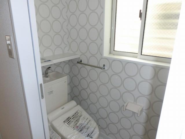 Toilet. Indoor (11 May 2013) Shooting It comes with a handle on the second floor cross