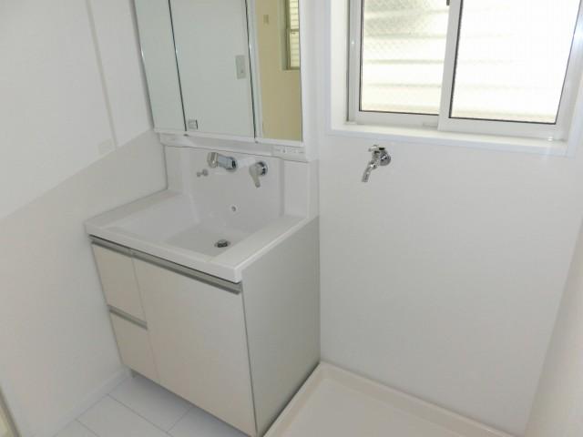 Wash basin, toilet. Indoor (11 May 2013) Shooting Side side of the three-sided mirror housing