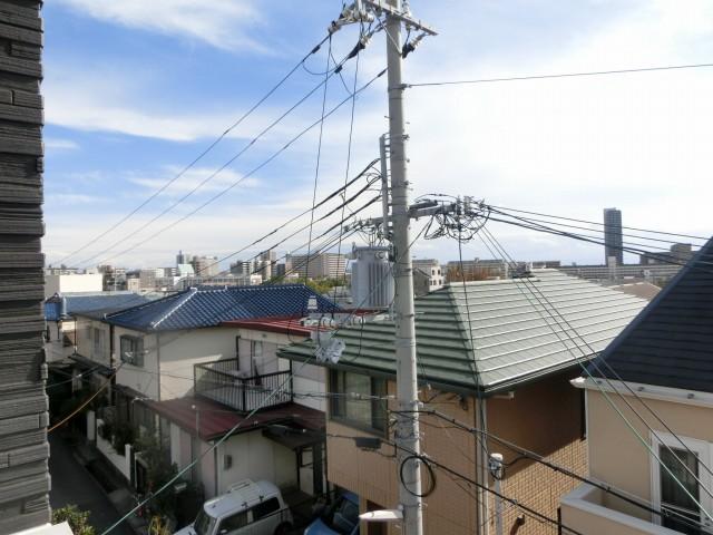 View photos from the dwelling unit. View from the site (November 2013) Shooting You can see a little sea from the third floor