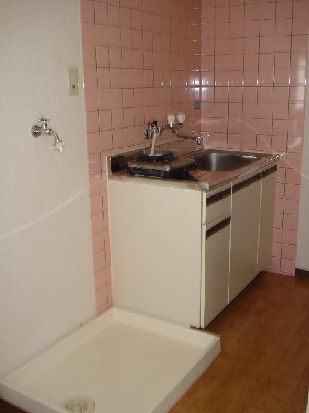 Kitchen. 1-neck with gas stove