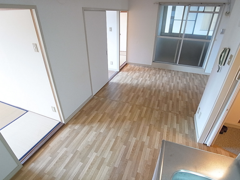 Other room space. In the back there is a solarium