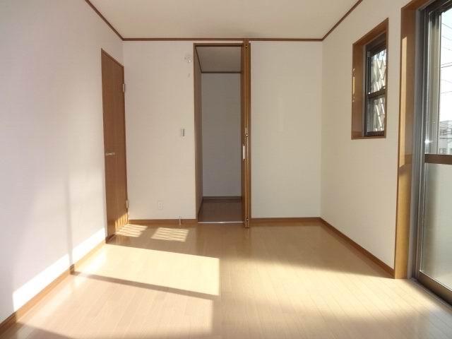 Non-living room. 1 Kaiyoshitsu 7.5 Pledge. Two-sided lighting. Walk-in closet is equipped with.