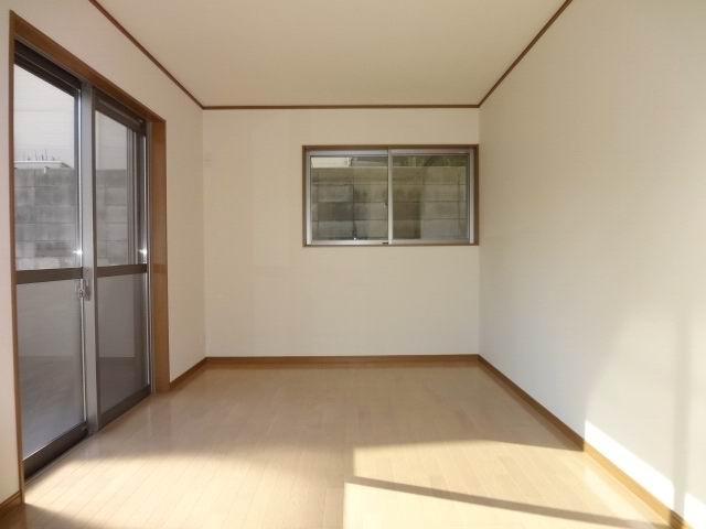 Non-living room. 1 Kaiyoshitsu 7.5 Pledge. Two-sided lighting. Walk-in closet is equipped with.