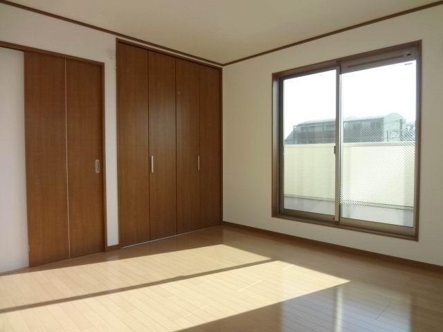 Non-living room. 3 Kainushi bedrooms 8 pledge. Two-sided lighting. balcony ・ With closet. You can see the sea.