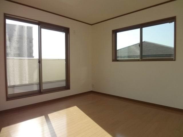 Non-living room. 3 Kainushi bedrooms 8 pledge. Two-sided lighting. balcony ・ With closet. You can see the sea.