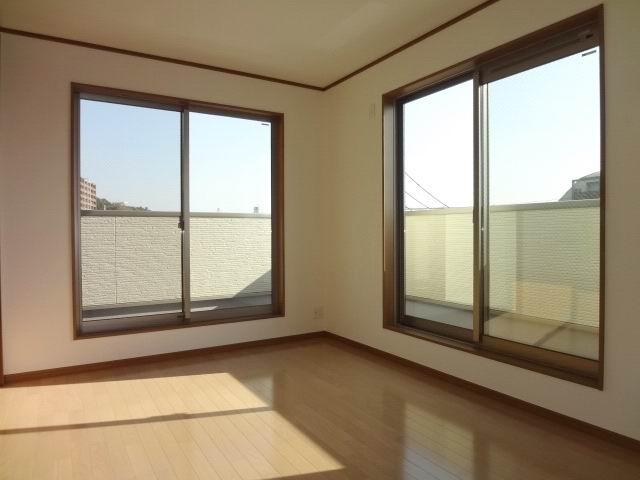 Non-living room. 3 Kaiyoshitsu 6 Pledge. Two-sided lighting. balcony ・ With closet. You can see the sea.