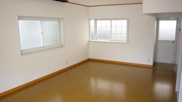 Living. Spacious 16 Pledge bay window there