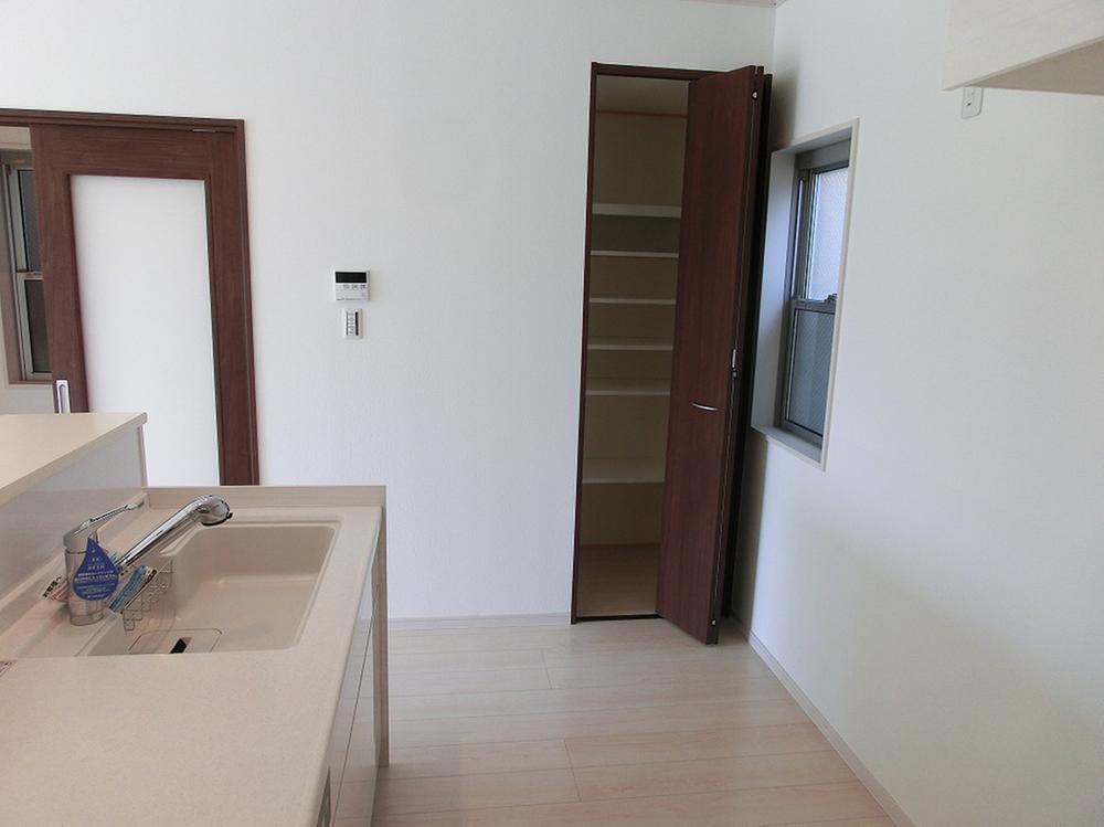 Other local. Local (August 2013) is to shoot the kitchen next to a convenient housework there is a pantry. 