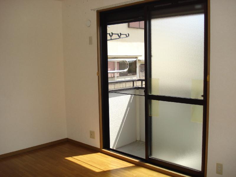 Other room space. East side Western-style 6 Pledge