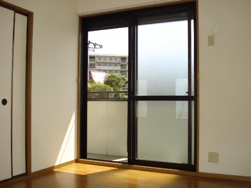 Living and room. Facing south west Western-style 6 Pledge