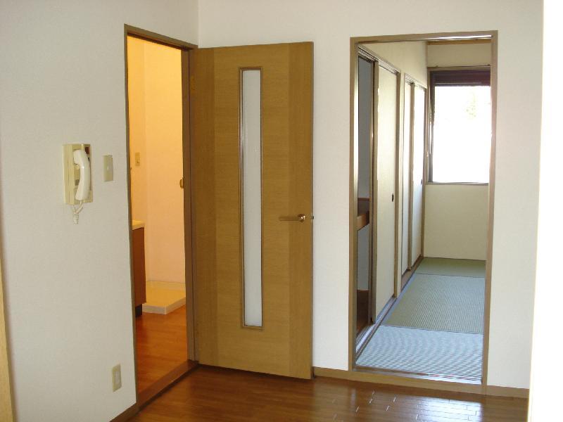 Other room space. Overlooking the Japanese-style room than DK