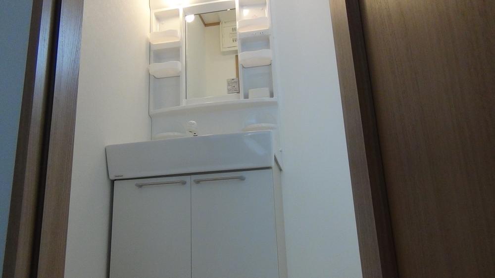 Wash basin, toilet. Wash basin