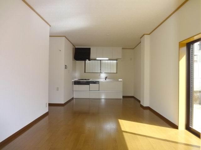 Living. The first floor living room. LDK12.7 Pledge. Cross stuck Kawasumi. In south daylighting is yang those good.