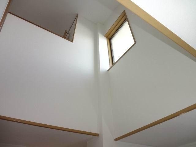 Other introspection. The first floor entrance hall there is a blow.