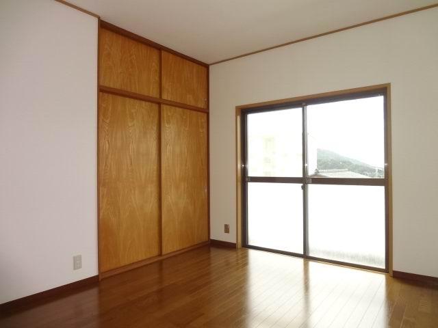 Non-living room. 2 Kaiyoshitsu 6 Pledge. South daylighting. closet ・ Balcony. Is a cross stuck Kawasumi.