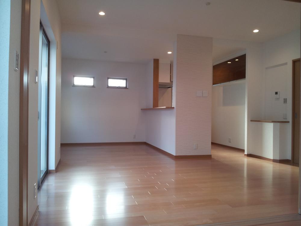 Living. LDK under construction (November 24) shooting Living ceiling height 2.6m