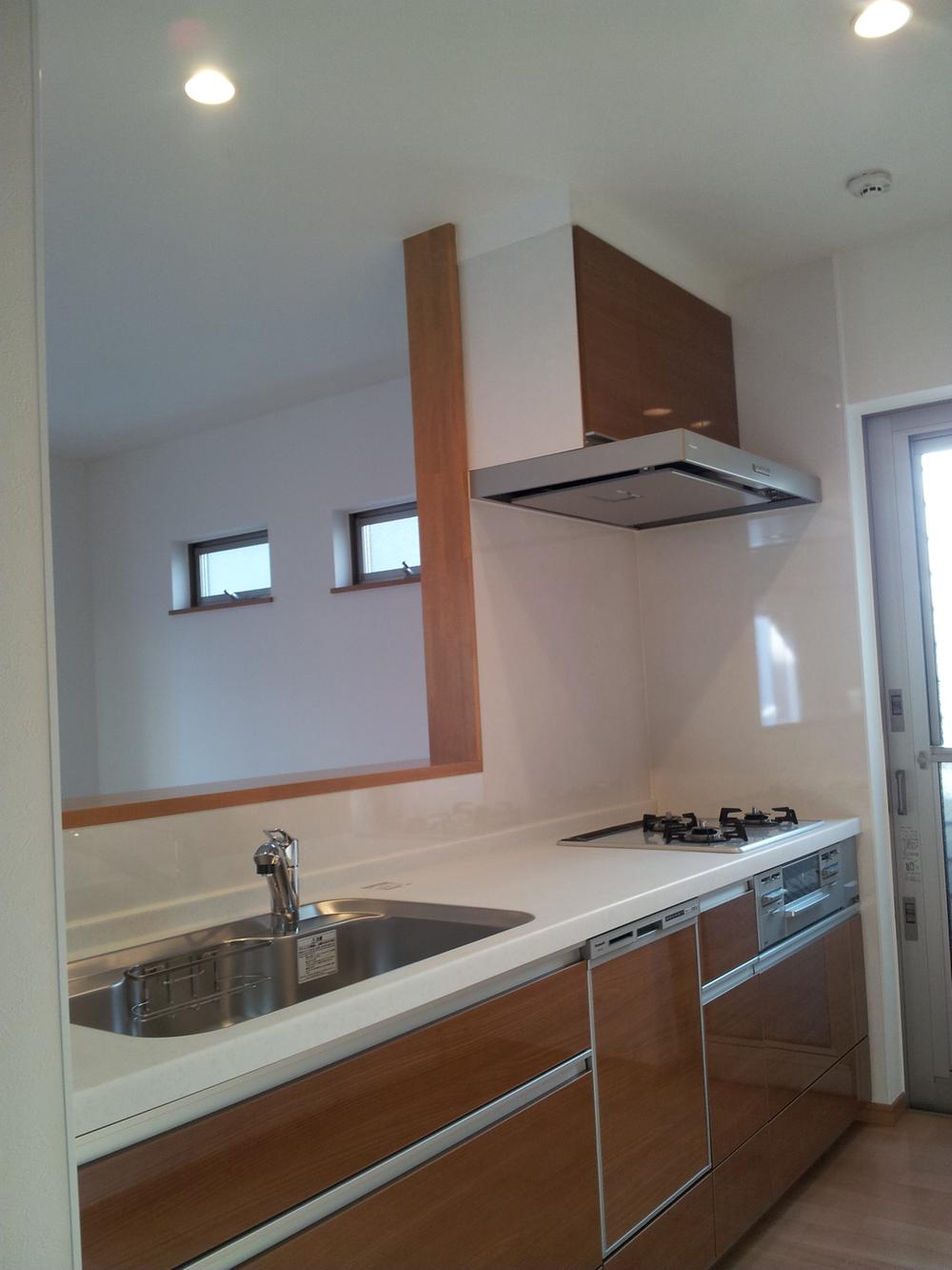 Kitchen. November 24 shooting kitchen ・ dining ・ Living floor heating installation