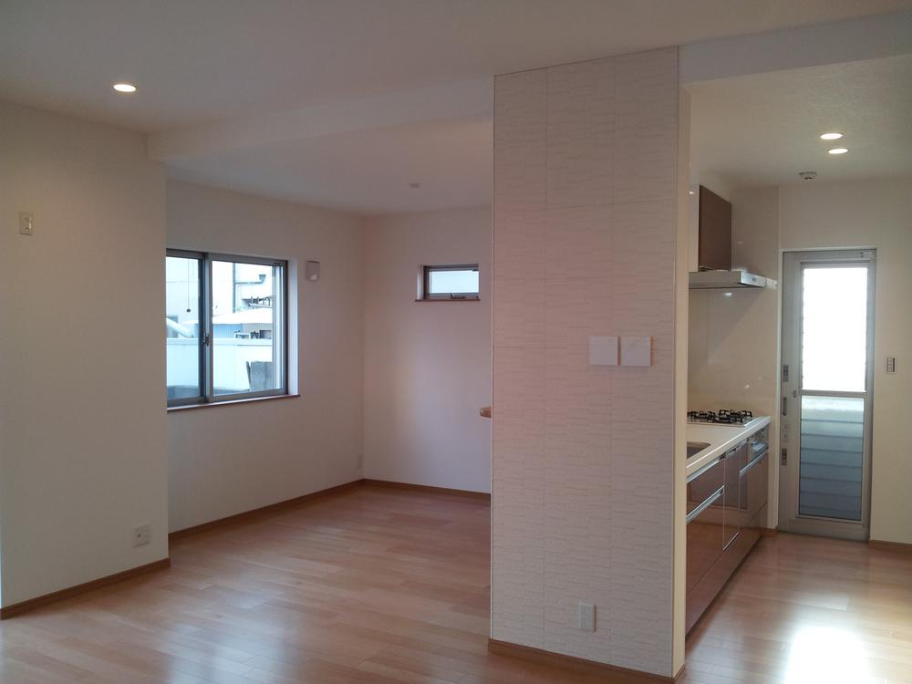 Other Equipment. Eco-carat effects such as humidity control in the kitchen transverse wall