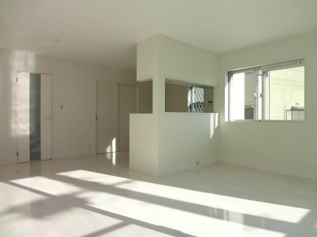 Living. The first floor living room. LDK17.7 Pledge. Yang This good in the south-west direction. It is a popular face-to-face kitchen to wife.