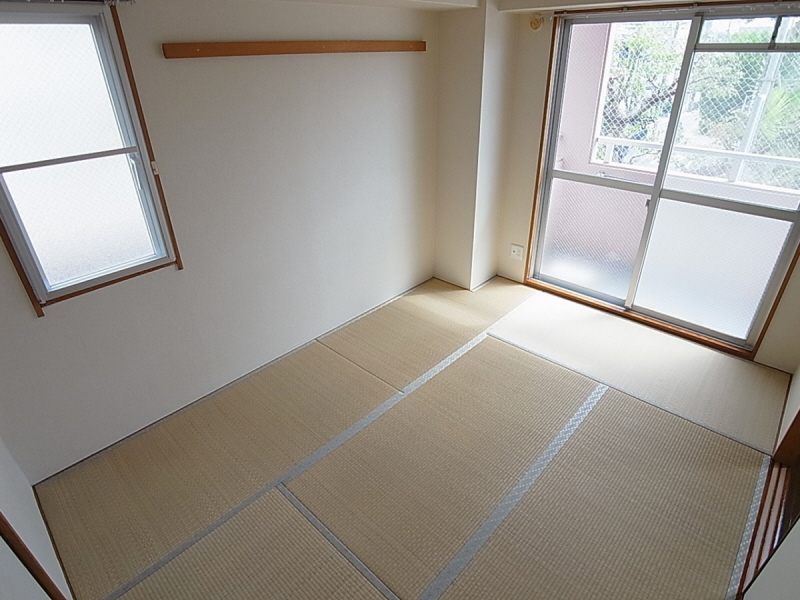 Other room space. Japanese-style room is also bright with two faces lighting.