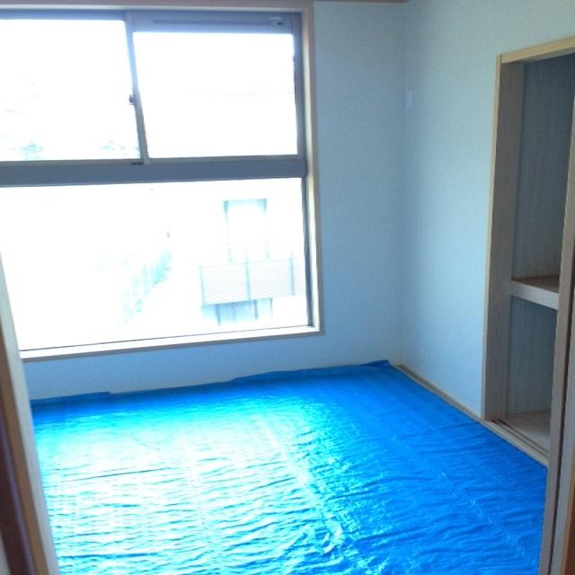 Non-living room. Living room is next to the Japanese-style room part. 