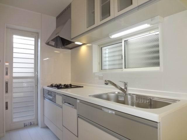 Kitchen. First floor kitchen. Cupboard ・ Dish washing dryer with system Kitchen. 