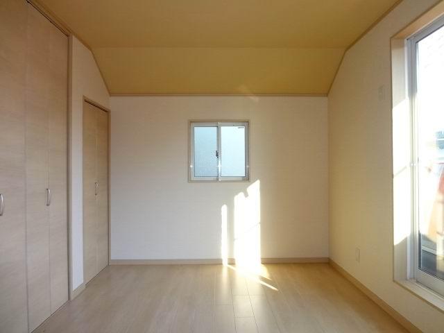 Non-living room. 2 Kaiyoshitsu 6.7 Pledge. balcony ・ With closet. Is yang This good at MinamiMuko. 