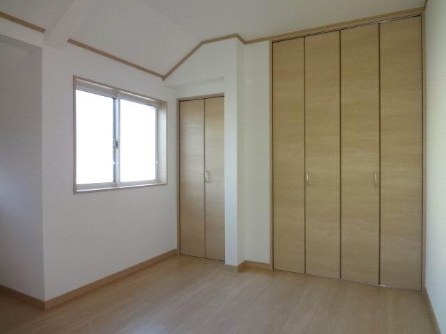 Non-living room. 2 Kaiyoshitsu 6.6 Pledge. Two-sided lighting. It is with a closet. 