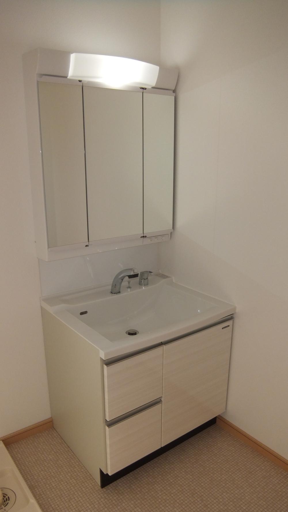 Wash basin, toilet. Shampoo dresser